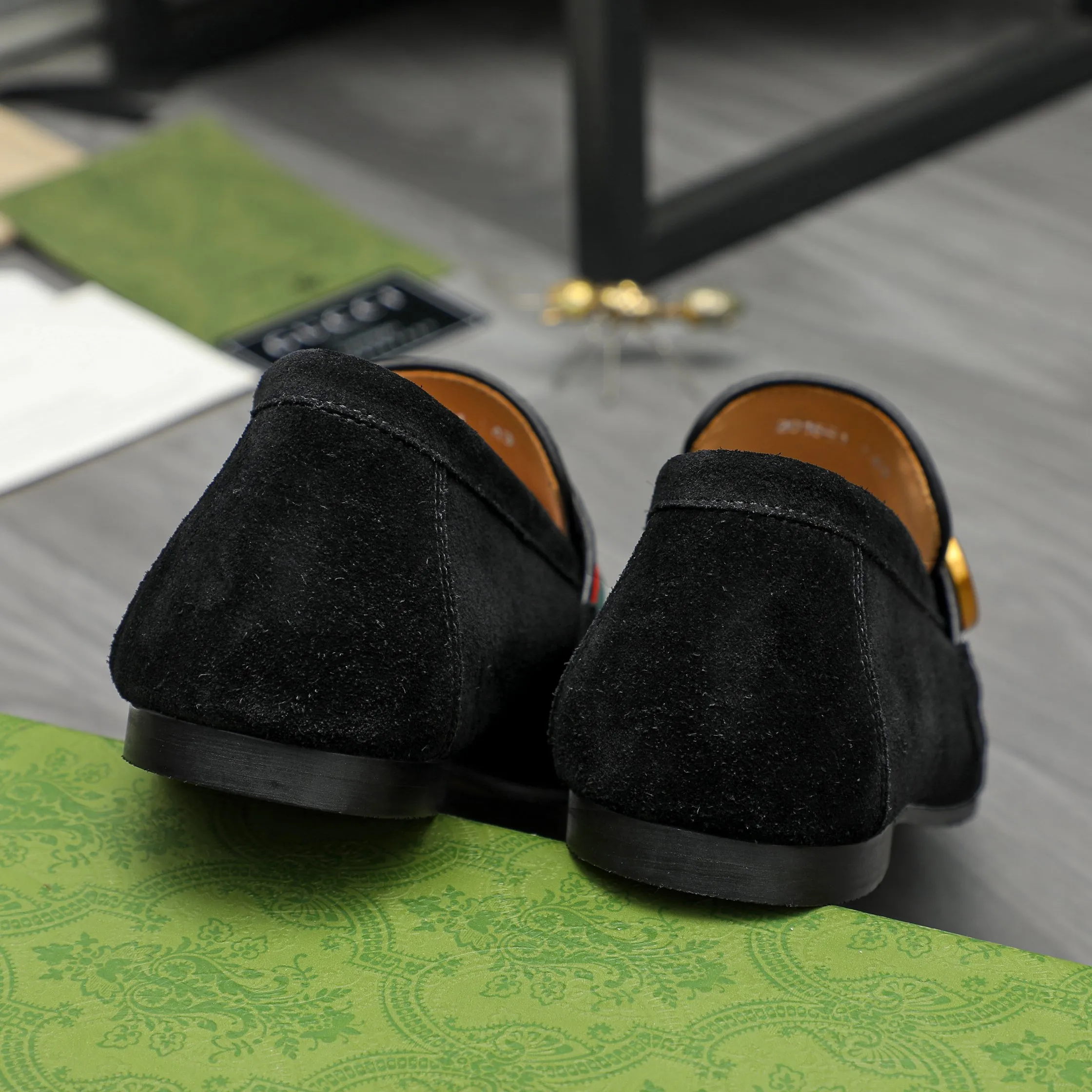 Men's shoes 💰p400 Product trademark: GUCCI "Gucci" business casual leather shoes Regular size: 38-46 (38.45.46 is custom-made and non-returnable) Product material: Selected suede cowhide with webbing upper, cowhide lining, original rubber outsole